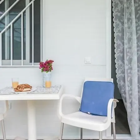 Tiny House In The Country *